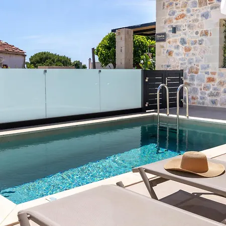 Stavlos Luxury Holiday home